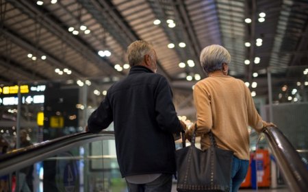 Delhi Metro Passenger Says Senior Citizen Slapped Him After Charger Accidentally Fell on Him
