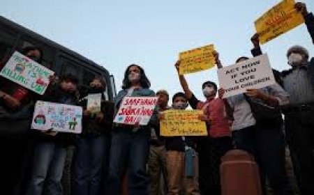 Protesters Detained at India Gate During Clean Air Demonstration