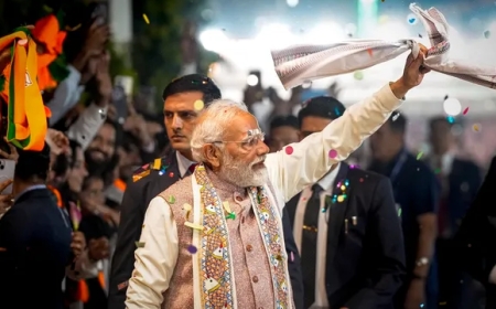 Narendra Modi Celebrates NDA Bihar Poll Victory with Gamcha at BJP HQ
