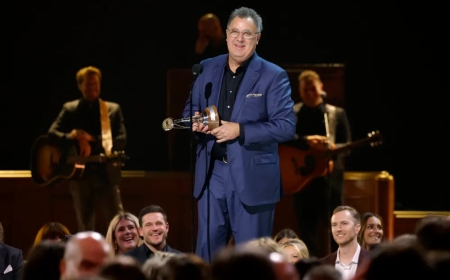 Vince Gill Honored with Willie Nelson Lifetime Achievement Award at CMA Awards 2025