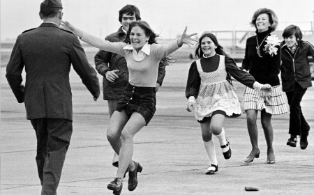 Robert L. Stirm, Returning Vietnam P.O.W. in Iconic Pulitzer Photo, Dies at 92