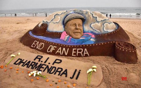 Sudarsan Pattnaik Pays Tribute to Dharmendra with 5-Foot Sand Sculpture at Puri Beach
