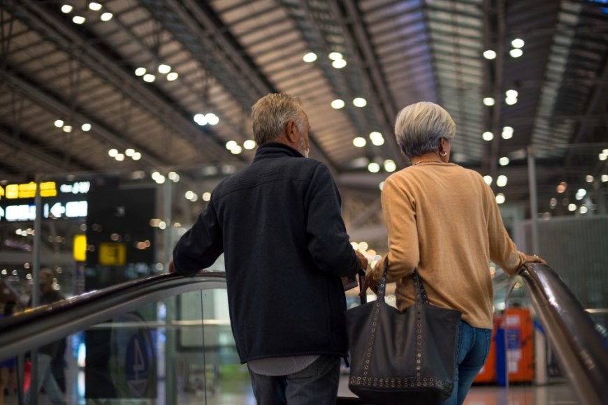 Delhi Metro Passenger Says Senior Citizen Slapped Him After Charger Accidentally Fell on Him