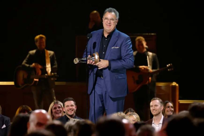 Vince Gill Honored with Willie Nelson Lifetime Achievement Award at CMA Awards 2025
