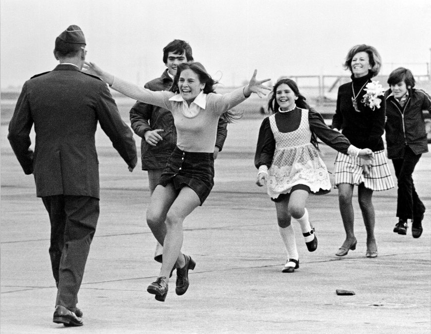 Robert L. Stirm, Returning Vietnam P.O.W. in Iconic Pulitzer Photo, Dies at 92