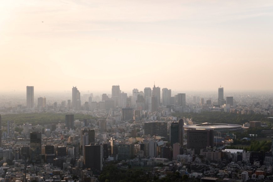 Delhi Chokes at AQI 397 as Toxic Smog Thickens; Protest Turns Chaotic with Chilli-Spray Attack on Cops