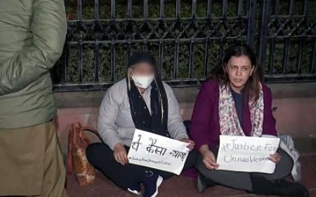 Outrage in Delhi: Protest Erupts Outside High Court Against Suspension of Kuldeep Singh Sengar’s Jail Term