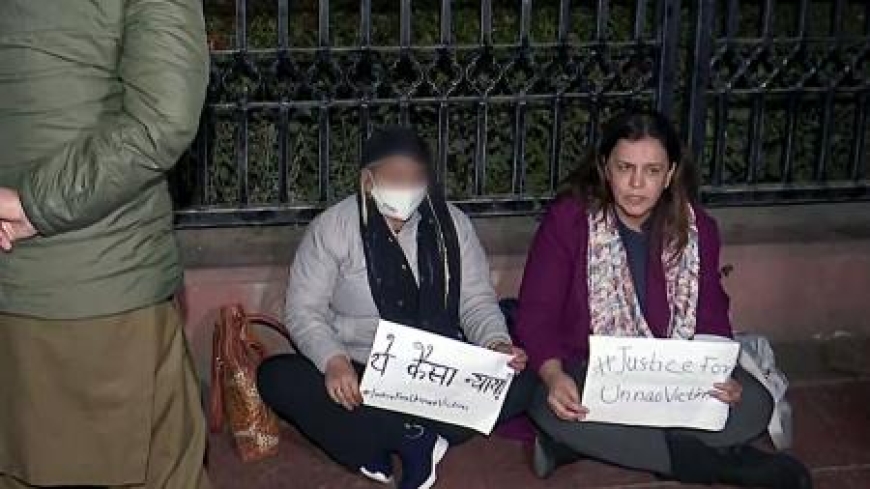 Outrage in Delhi: Protest Erupts Outside High Court Against Suspension of Kuldeep Singh Sengar’s Jail Term