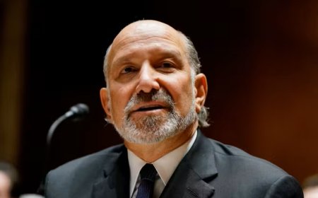 Under Fire, Trump’s Commerce Secretary Admits Visiting Jeffrey Epstein’s Private Island