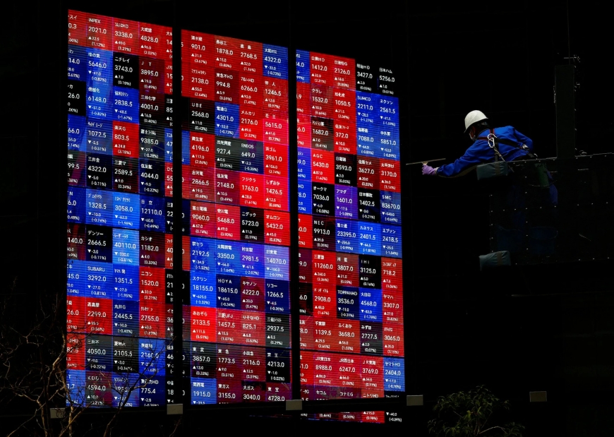 Asian Stocks Fall as US-Iran War Threats Shake Global Markets