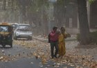 Delhi  NCR Weather Today: Dust Storms, Strong Winds Sweep Capital as IMD Forecasts Rain and Thunderstorms