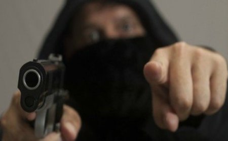 21-Year-Old Holds Father at Gunpoint in Delhi, Arrested After ₹10 Lakh Robbery