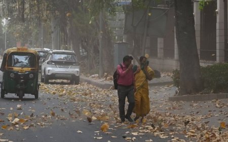 Delhi  NCR Weather Today: Dust Storms, Strong Winds Sweep Capital as IMD Forecasts Rain and Thunderstorms