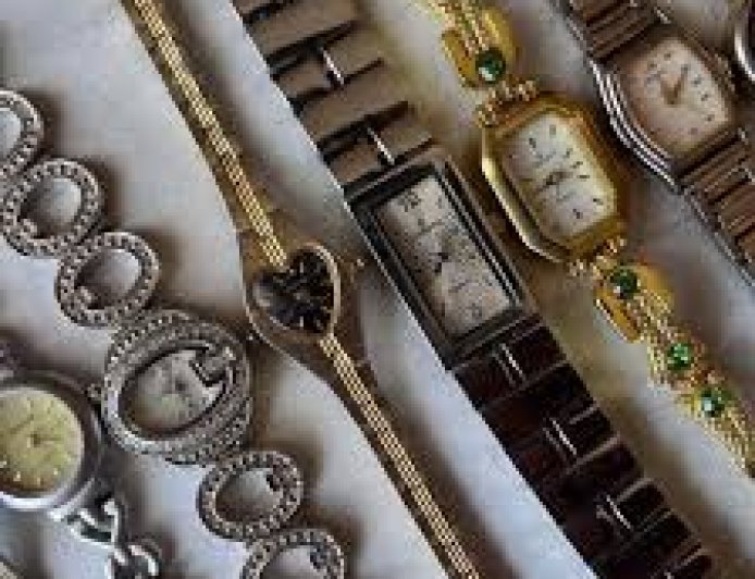 Why Gen Z Is Obsessed With Retro Watches — And It’s Not About Time