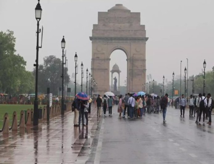 April Chill Grips Delhi: Clouds and Light Showers Bring Lowest Temperatures in 10 Years