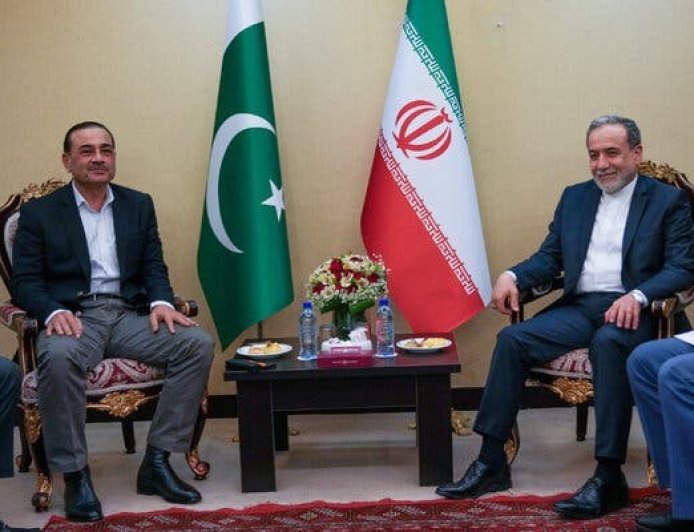 Pakistani Delegation Reaches Tehran in Last-Ditch Effort to Sustain Iran Peace Talks